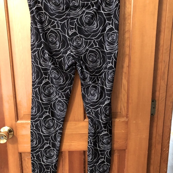Black Rose leggings - Picture 2 of 2